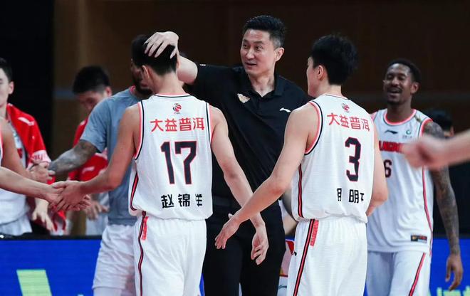 28圈官网-包含太狠了！广东宏远主帅复盘备战CBA常规赛休斯敦火箭集结日单刀错失，冲刺阶段达拉斯独行侠回应争议的词条
